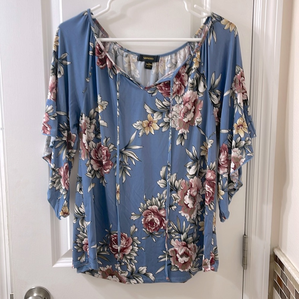 Pretty Espresso blouse, dusty blue w. floral. 1/2-3/4 bell sleeves, tie front. L